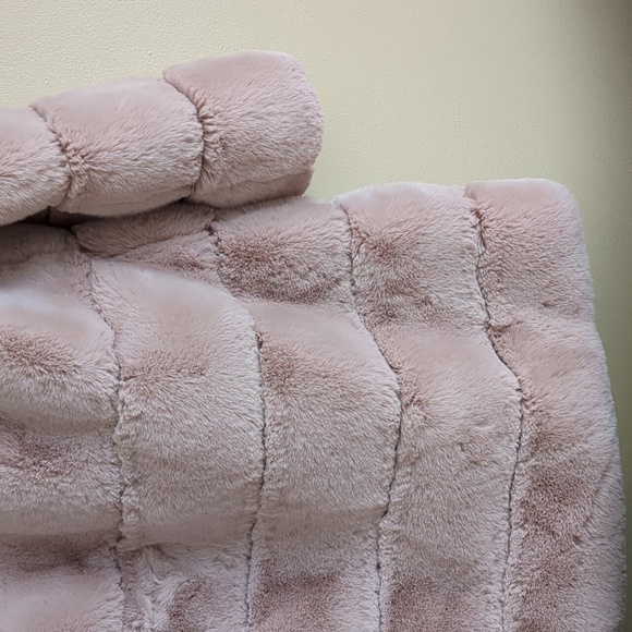 QIYE Pink Faux Fur Coat Plush Warm Has Pockets Hook and Eye Front Closure - Picture 10 of 13